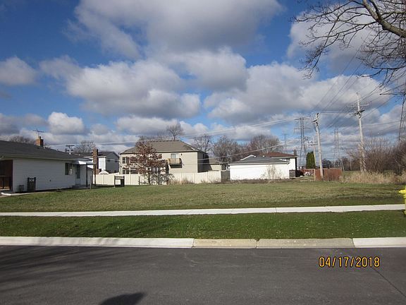 4th image of 832 N Van Auken St