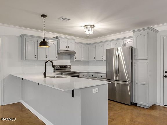 3rd image of 1004 Lafayette Cir