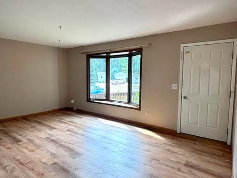 310 3rd St NE — Photo 3