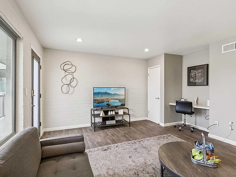 128 South 5th Avenue — Photo 72