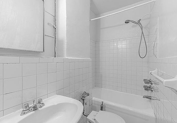 3rd image of 80 1/2 Jane St #2A
