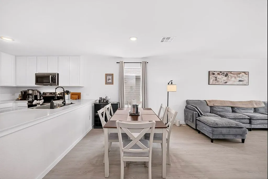 4 bed, 1900 sqft, $3,200 — Photo 3