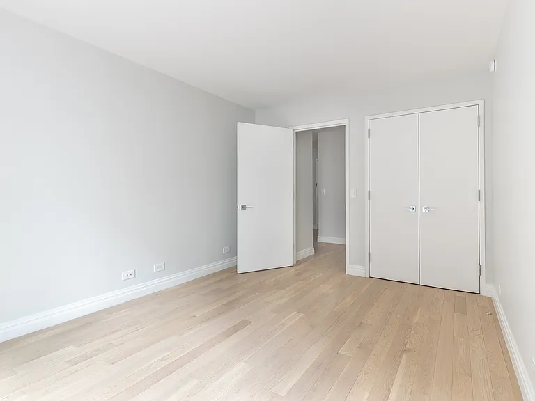 235 W 48th St #9-H — Photo 13