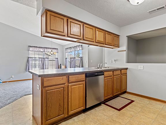 3rd image of 8640 Victory Ln