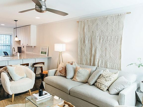5th image of 300 Crockett St APT 105