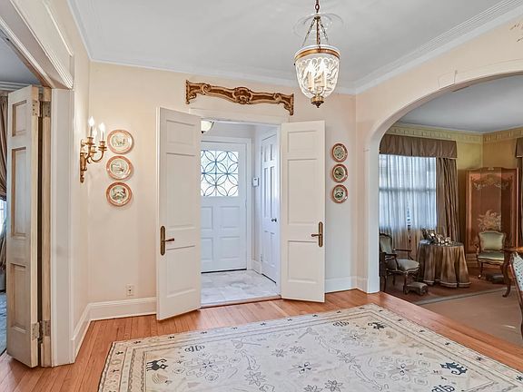3rd image of 82-28 Surrey Pl