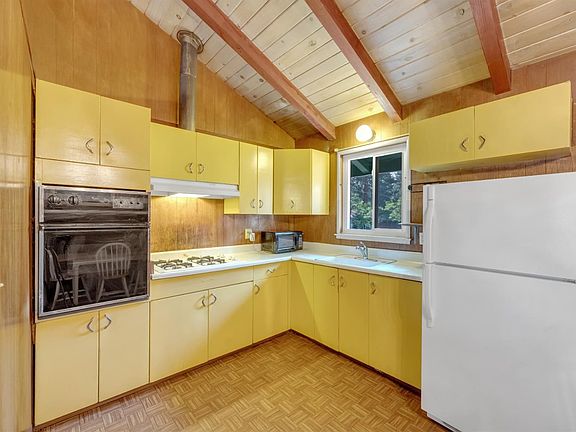 5th image of 2142 Albert Ave