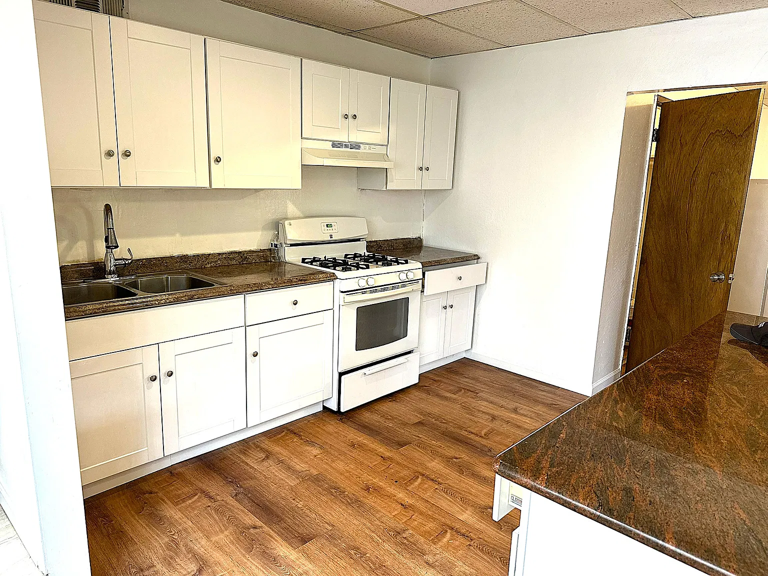 Studio, 1.5 bath, 500 sqft, $1,800 — Photo 3