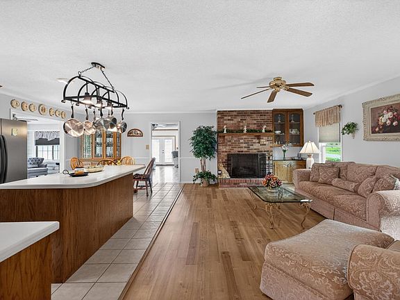 5th image of 414 Holly Hills Dr