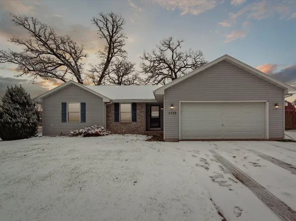 1348 Shade Tree Ln, Janesville, WI 53545