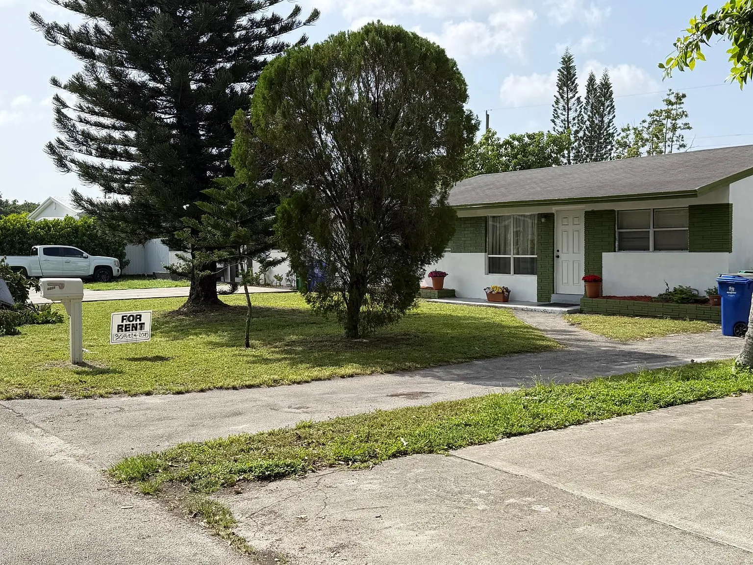 3 bed, 2.0 bath, 1218 sqft, $3,200 — Photo 2