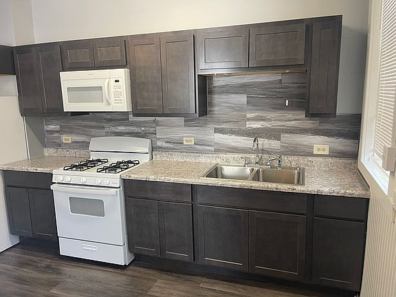 3rd image of 556 Michigan St NE #4