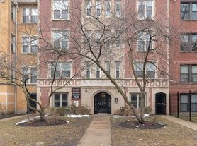 1369 W Greenleaf Ave