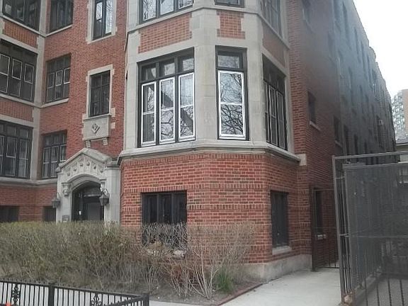 3rd image of 616 W Waveland Ave #1EAST