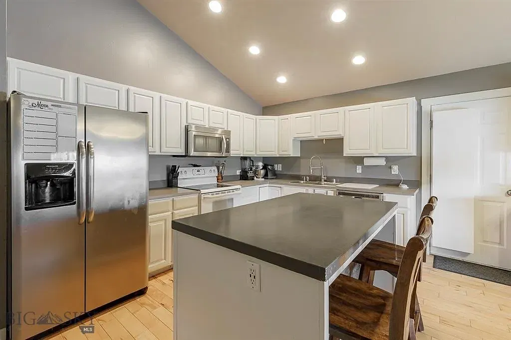 719 Green Tree Dr — Photo 4