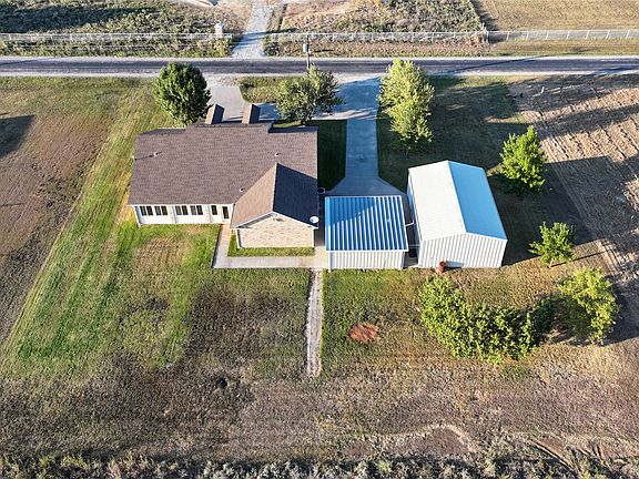 4th image of 795 Beach Rd