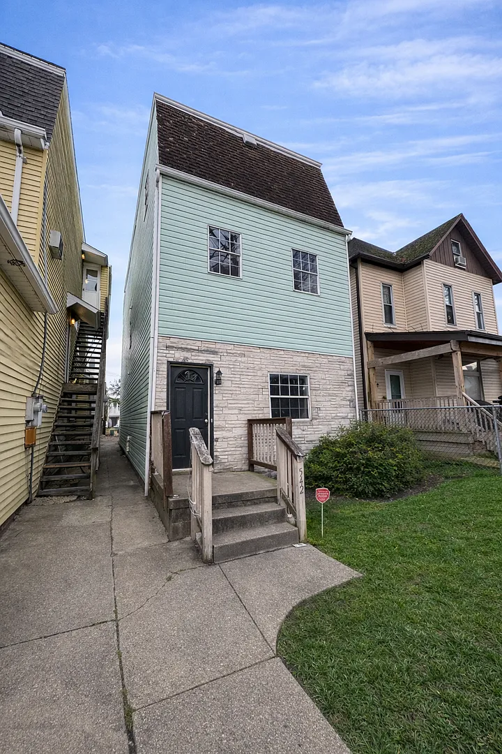 542 5th Avenue (Full Service) — Photo 1