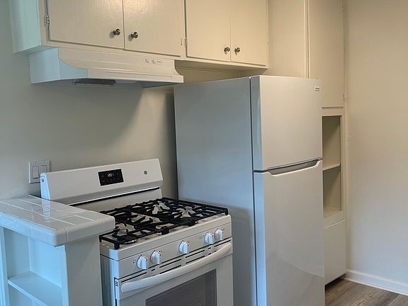 5th image of 933 N Hudson Ave APT 2