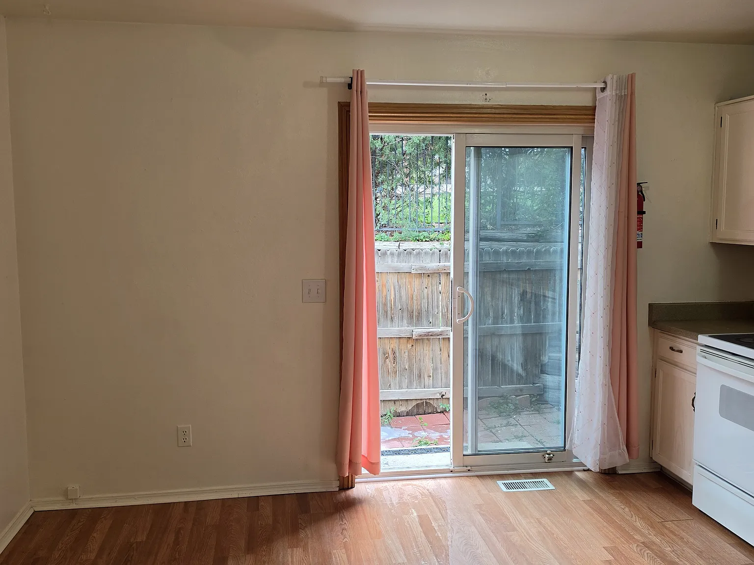 3 bed, 2.5 bath, 1400 sqft, $2,200 — Photo 3
