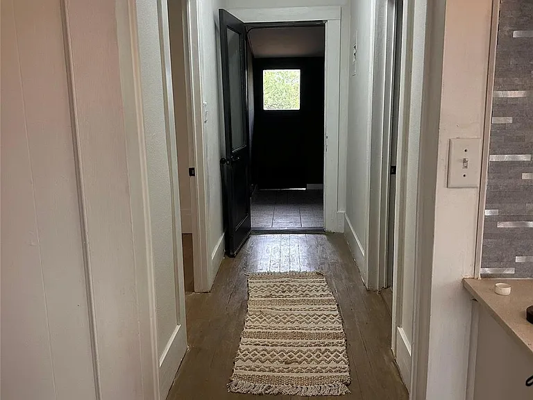 405 E College St — Photo 18