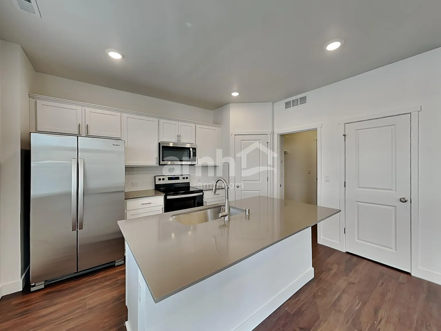 3 bed, 2.5 bath, 1691 sqft, $3,465 — Photo 3