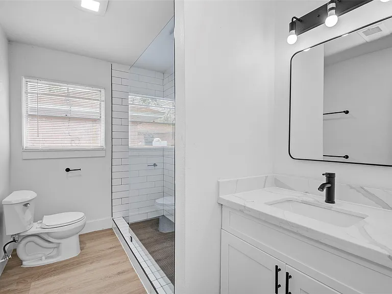 1412 W 10th St — Photo 19