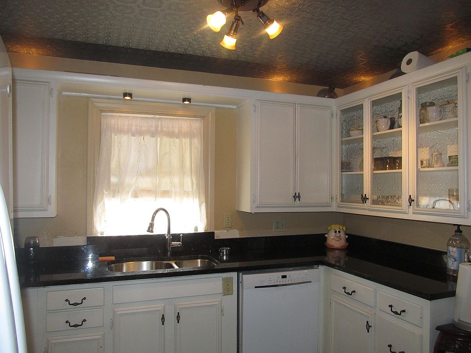 Updated kitchen w granite