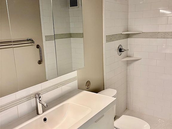 2nd image of 655 S Alton Way #1A