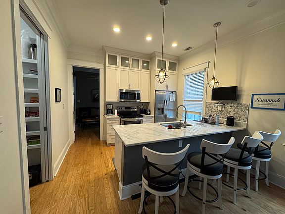 4th image of 2313 Barnard St