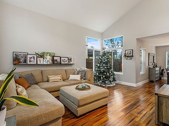 4th image of 576 Shadywood Dr