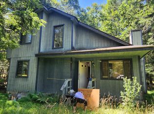 1027 Valley Rd, Gouldsboro, PA 18424