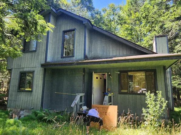 1027 Valley Rd, Gouldsboro, PA 18424