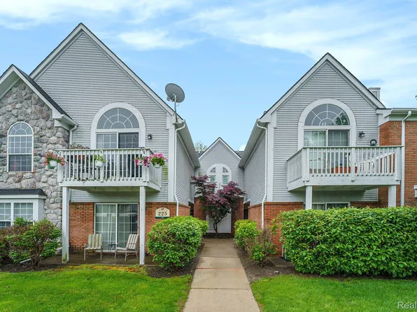 225 Brookwood Dr Unit 4, South Lyon, MI 48178