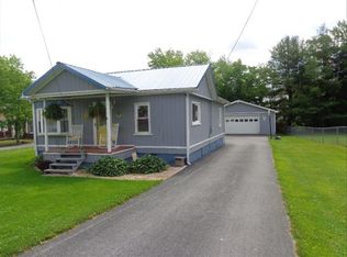 214 Maple Ln, Mount Hope, WV 25880