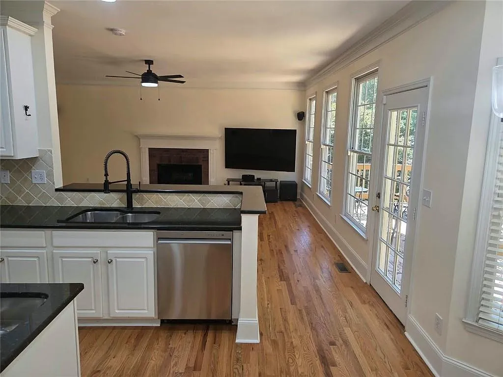 5 bed, 5.0 bath, 3636 sqft, $3,999 — Photo 4