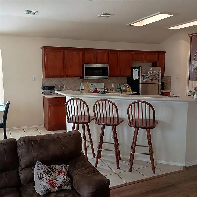 3 bed, 2.0 bath, 1863 sqft, $2,300 — Photo 4