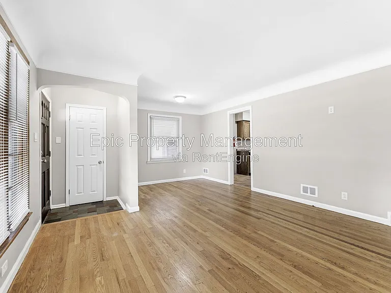 812 Riverbank St — Photo 9