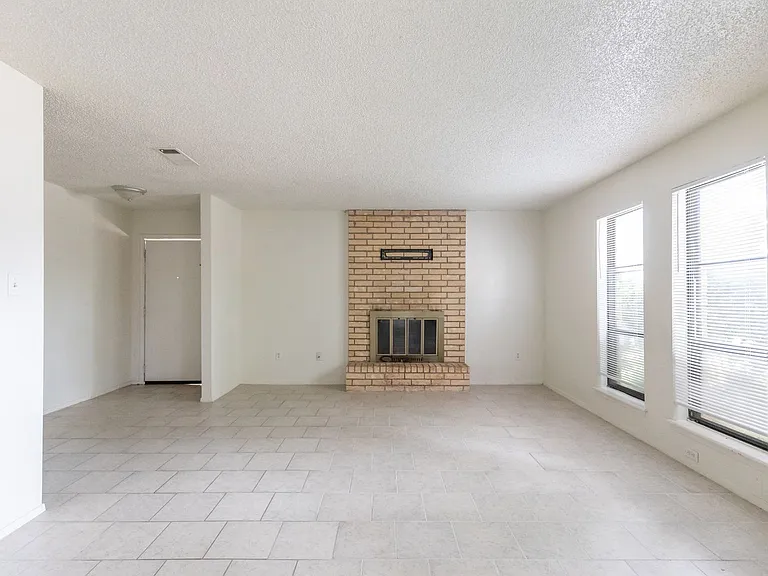 4925 Greenslope Dr — Photo 7