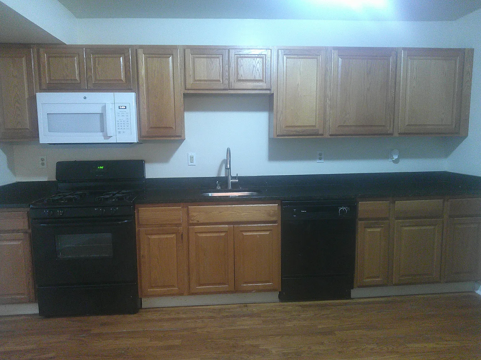 5 bed, 1216 sqft, $3,600 — Photo 2