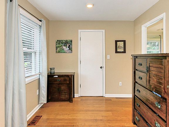 5th image of 13007 Melville Ln
