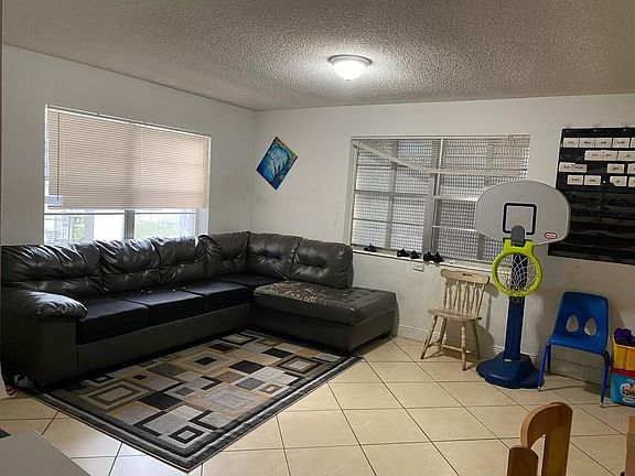 4th image of 2415 Lincoln Street #106