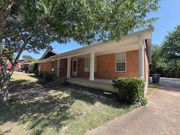 615 Oak Forest Dr — Photo 2