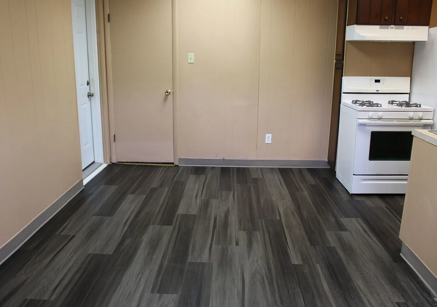 First Floor One Bedroom Apartment — Photo 2