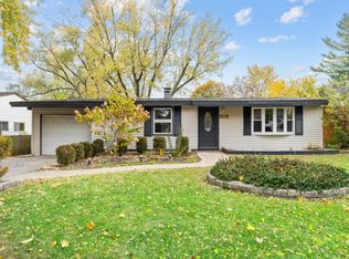 230 N Prairie Ln, Lake Zurich, IL 60047