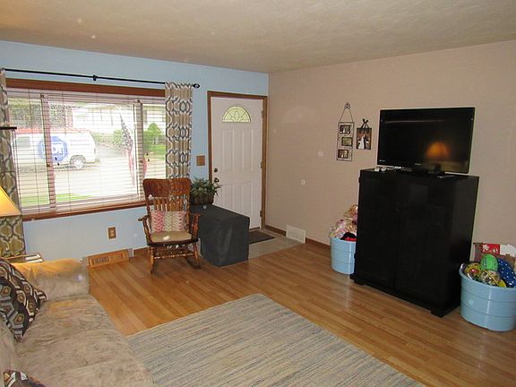 3rd image of 1417 N Prairie Ave