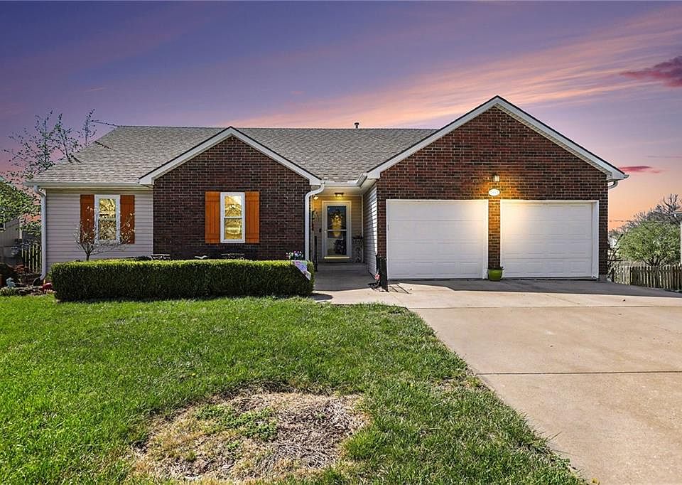 1st image of 2411 Twin Oaks Dr