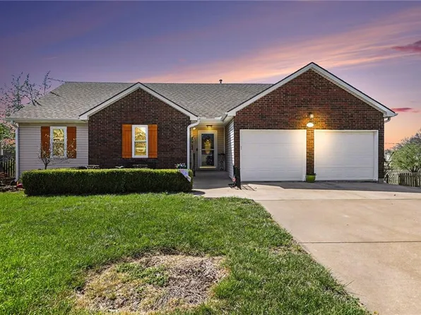 2411 Twin Oaks Dr, Harrisonville, MO 64701