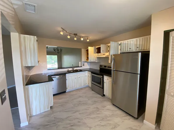 1302 Derbyshire Ct, Naples, FL