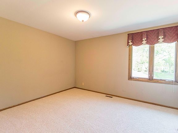 5th image of 609 Millbrook Dr