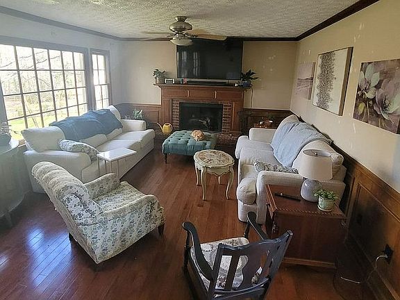 3rd image of 1574 Pine Creek Way